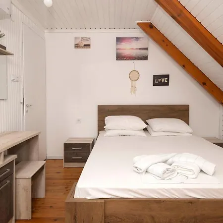 Giorgos House Attic Apartment Gialova Exterior photo